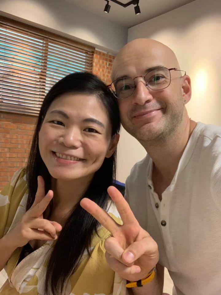 單眼皮也很美！網友建議吳鳳老婆「去割雙眼皮」他霸氣護航　「我愛太太的一切」結婚當天喊：不用戴假睫毛
