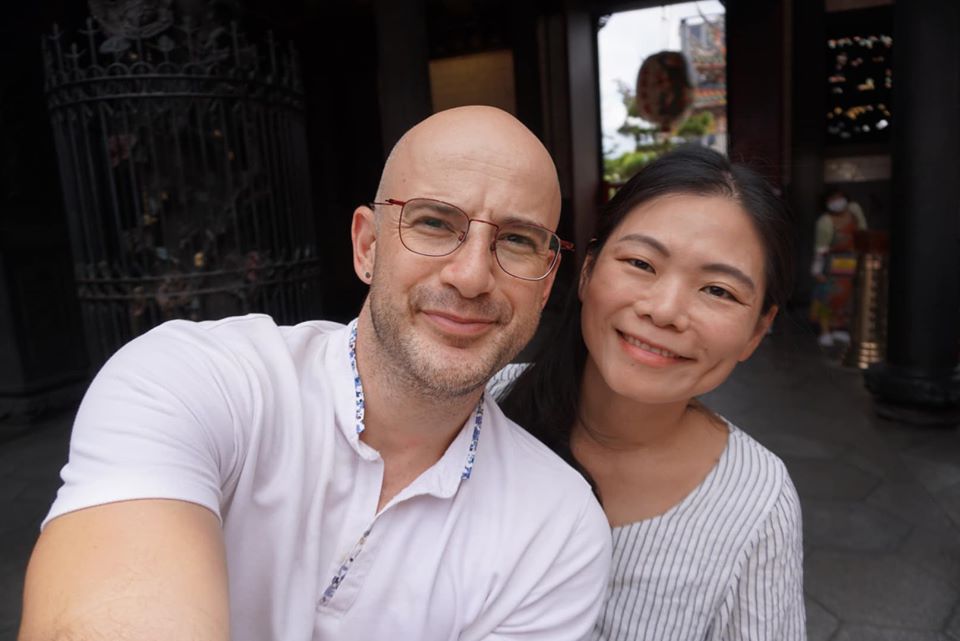 單眼皮也很美！網友建議吳鳳老婆「去割雙眼皮」他霸氣護航　「我愛太太的一切」結婚當天喊：不用戴假睫毛