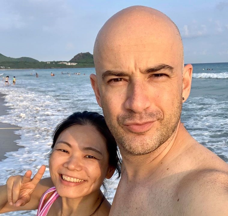 單眼皮也很美！網友建議吳鳳老婆「去割雙眼皮」他霸氣護航　「我愛太太的一切」結婚當天喊：不用戴假睫毛