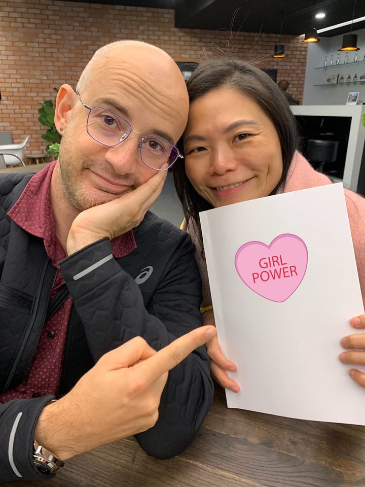 單眼皮也很美！網友建議吳鳳老婆「去割雙眼皮」他霸氣護航　「我愛太太的一切」結婚當天喊：不用戴假睫毛