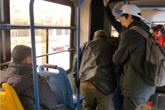 給全車人上了一課！7歲女兒被孕婦強制「要求讓座」　旁邊媽媽回懟一番話「理性又霸氣」令其當場沉默了