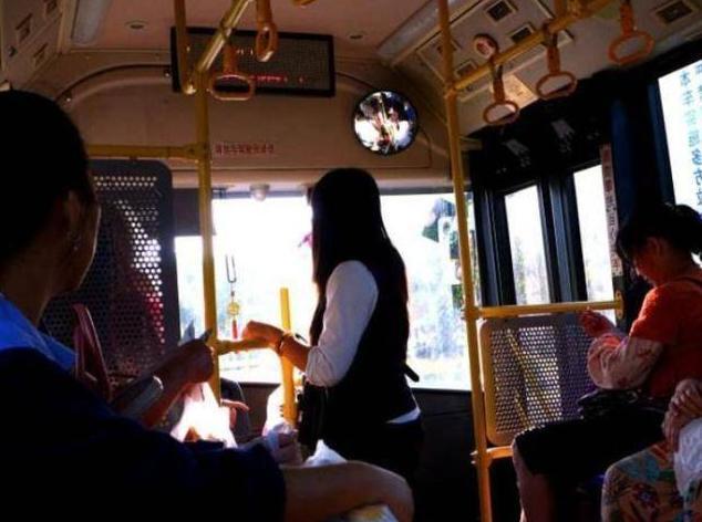 給全車人上了一課！7歲女兒被孕婦強制「要求讓座」　旁邊媽媽回懟一番話「理性又霸氣」令其當場沉默了