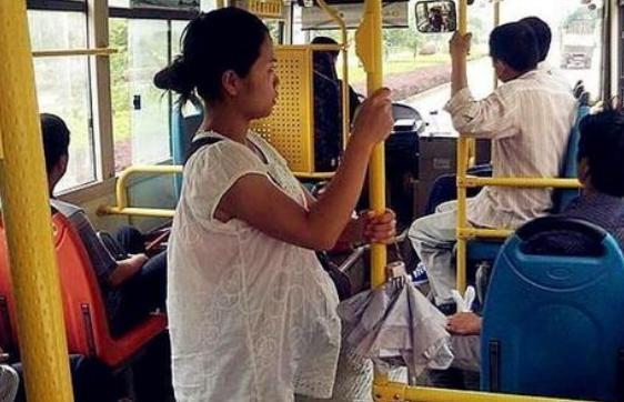 給全車人上了一課！7歲女兒被孕婦強制「要求讓座」　旁邊媽媽回懟一番話「理性又霸氣」令其當場沉默了