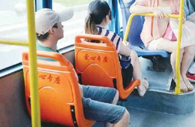 給全車人上了一課！7歲女兒被孕婦強制「要求讓座」　旁邊媽媽回懟一番話「理性又霸氣」令其當場沉默了