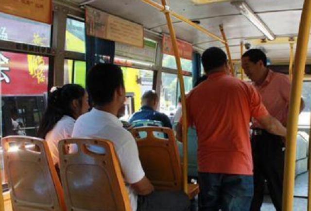 給全車人上了一課！7歲女兒被孕婦強制「要求讓座」　旁邊媽媽回懟一番話「理性又霸氣」令其當場沉默了