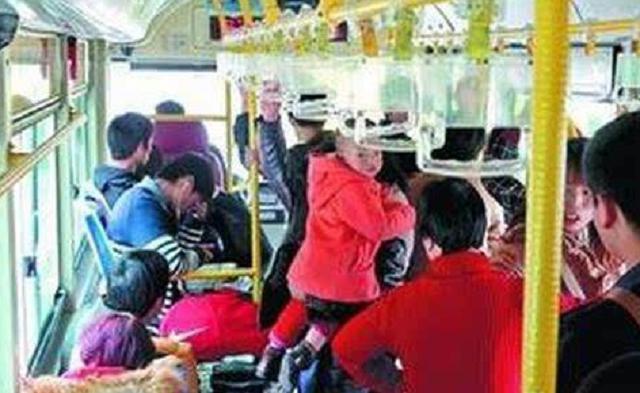 給全車人上了一課！7歲女兒被孕婦強制「要求讓座」　旁邊媽媽回懟一番話「理性又霸氣」令其當場沉默了