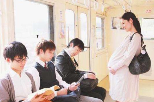 給全車人上了一課！7歲女兒被孕婦強制「要求讓座」　旁邊媽媽回懟一番話「理性又霸氣」令其當場沉默了