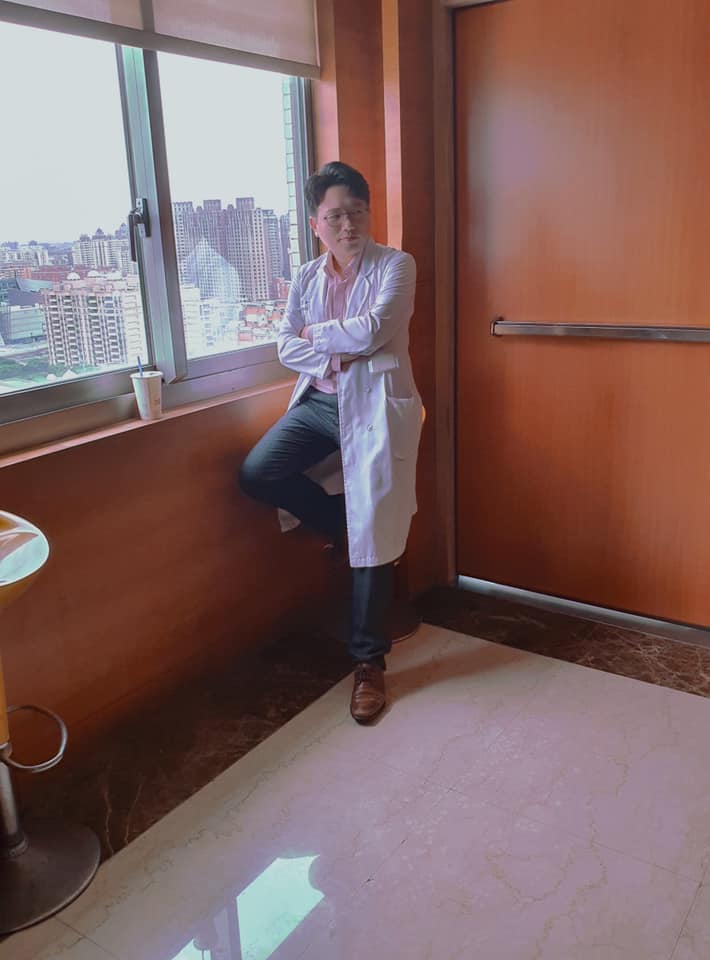 希望沒讓你丟臉！江坤俊「上醫學院開心不起來」：怕學費太貴　父親扛下所有苦「霸氣回應」養出名醫