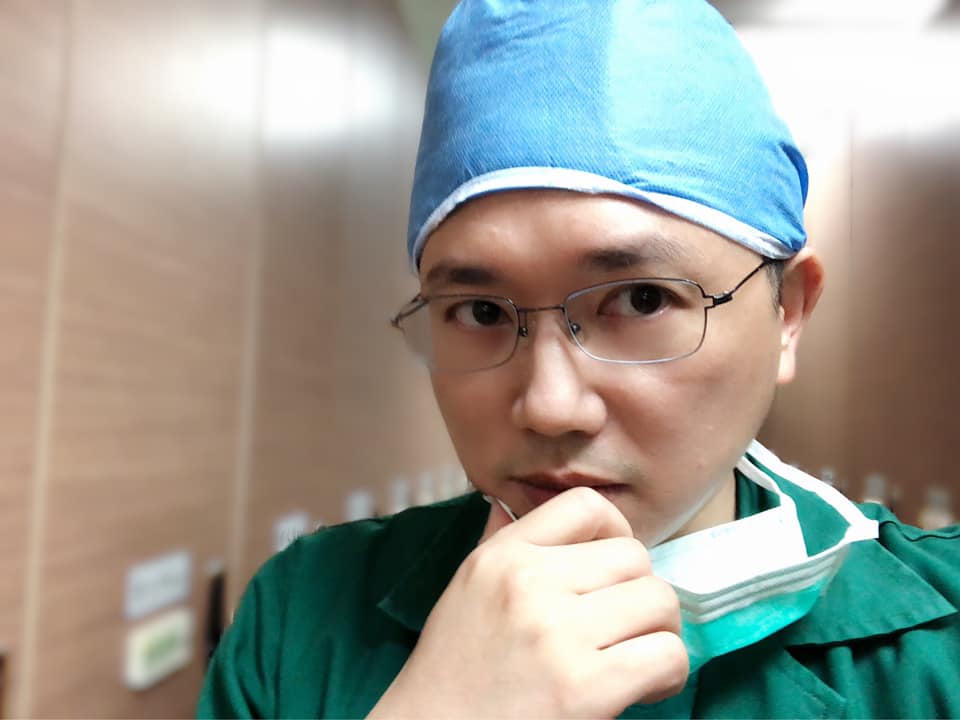 希望沒讓你丟臉！江坤俊「上醫學院開心不起來」：怕學費太貴　父親扛下所有苦「霸氣回應」養出名醫