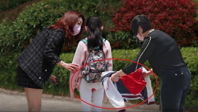 第1次來月經！小女孩「白褲紅了」不知情，陌生阿姨「脫下外套擋尷尬部位」暖心提醒：女孩長大了