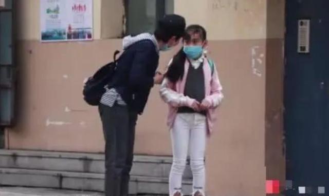 第1次來月經！小女孩「白褲紅了」不知情，陌生阿姨「脫下外套擋尷尬部位」暖心提醒：女孩長大了