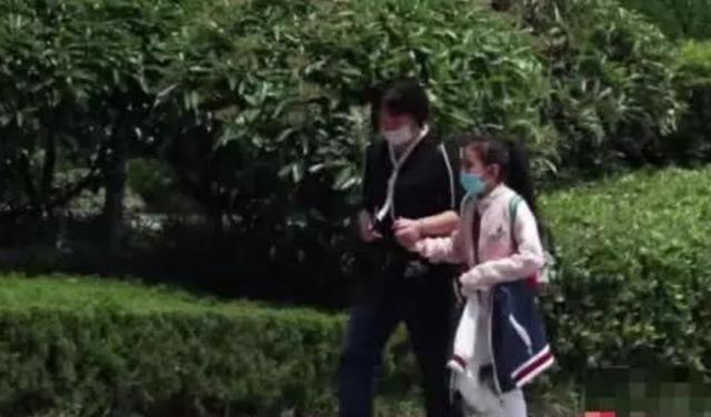 第1次來月經！小女孩「白褲紅了」不知情，陌生阿姨「脫下外套擋尷尬部位」暖心提醒：女孩長大了
