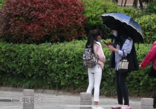 第1次來月經！小女孩「白褲紅了」不知情，陌生阿姨「脫下外套擋尷尬部位」暖心提醒：女孩長大了