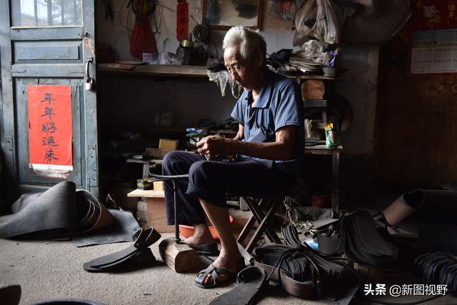 純手工製鞋50年！76歲大爺「用舊輪胎做涼鞋」　生意火爆全國「有人一次買40雙」曝做買賣關鍵