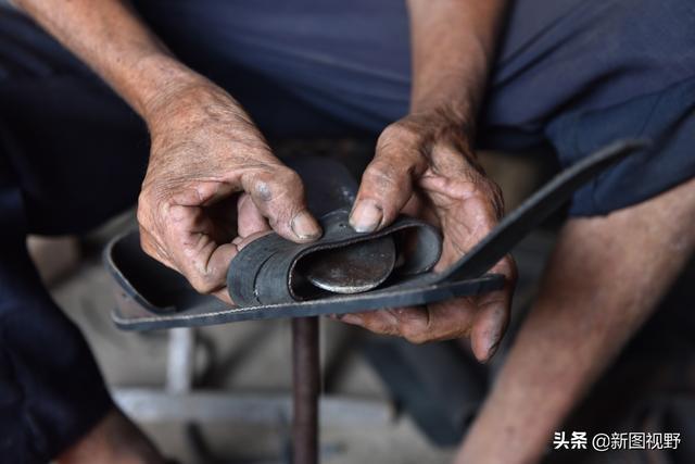 純手工製鞋50年！76歲大爺「用舊輪胎做涼鞋」　生意火爆全國「有人一次買40雙」曝做買賣關鍵