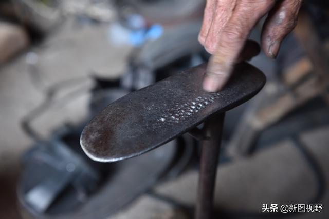 純手工製鞋50年！76歲大爺「用舊輪胎做涼鞋」　生意火爆全國「有人一次買40雙」曝做買賣關鍵