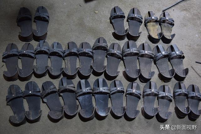 純手工製鞋50年！76歲大爺「用舊輪胎做涼鞋」　生意火爆全國「有人一次買40雙」曝做買賣關鍵