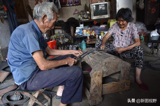 純手工製鞋50年！76歲大爺「用舊輪胎做涼鞋」　生意火爆全國「有人一次買40雙」曝做買賣關鍵