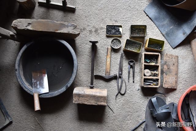 純手工製鞋50年！76歲大爺「用舊輪胎做涼鞋」　生意火爆全國「有人一次買40雙」曝做買賣關鍵