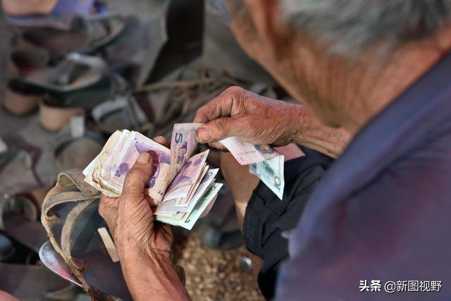 純手工製鞋50年！76歲大爺「用舊輪胎做涼鞋」　生意火爆全國「有人一次買40雙」曝做買賣關鍵