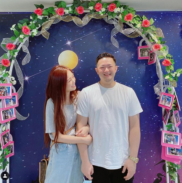 結婚2個月！丫頭月入百萬「嫁入警政世家」狂放閃　坦言「公公有找她談過」：又不是見不得人