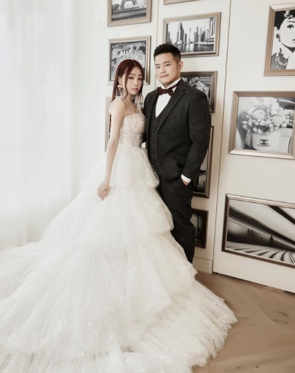 結婚2個月！丫頭月入百萬「嫁入警政世家」狂放閃　坦言「公公有找她談過」：又不是見不得人