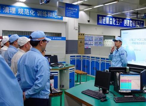 領高薪遭眼紅！老員工被惡整「無故遲到」被開除　 臨走前「繞機器走一圈」隔天老闆登門道歉：請您回來