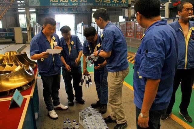 領高薪遭眼紅！老員工被惡整「無故遲到」被開除　 臨走前「繞機器走一圈」隔天老闆登門道歉：請您回來