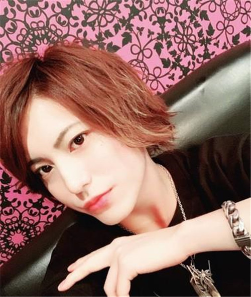 日本最強軟飯男！25歲同時「交往15個富婆」　每周上2天班「月入百萬被勸改行」女友：我很感謝他