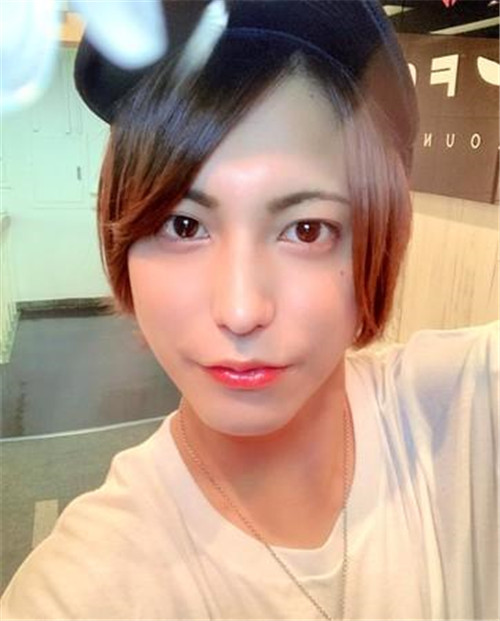 日本最強軟飯男！25歲同時「交往15個富婆」　每周上2天班「月入百萬被勸改行」女友：我很感謝他