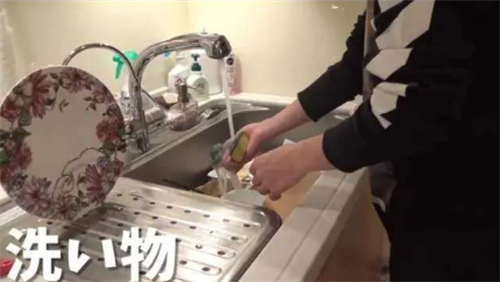 日本最強軟飯男！25歲同時「交往15個富婆」　每周上2天班「月入百萬被勸改行」女友：我很感謝他