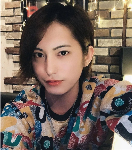 日本最強軟飯男！25歲同時「交往15個富婆」　每周上2天班「月入百萬被勸改行」女友：我很感謝他
