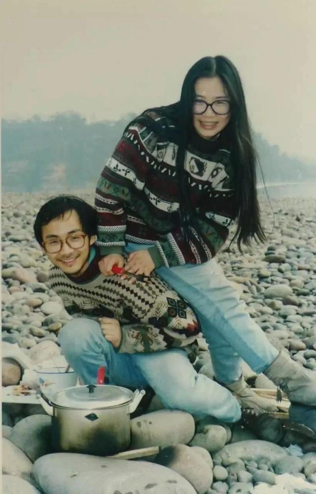 從青絲到白髮！夫妻偷戶口本成家「辭職守護2重病女」　4口隱居「懷舊古宅」：誰說容易的人生才是幸福