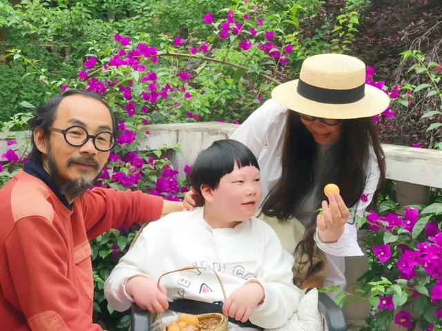 從青絲到白髮！夫妻偷戶口本成家「辭職守護2重病女」　4口隱居「懷舊古宅」：誰說容易的人生才是幸福