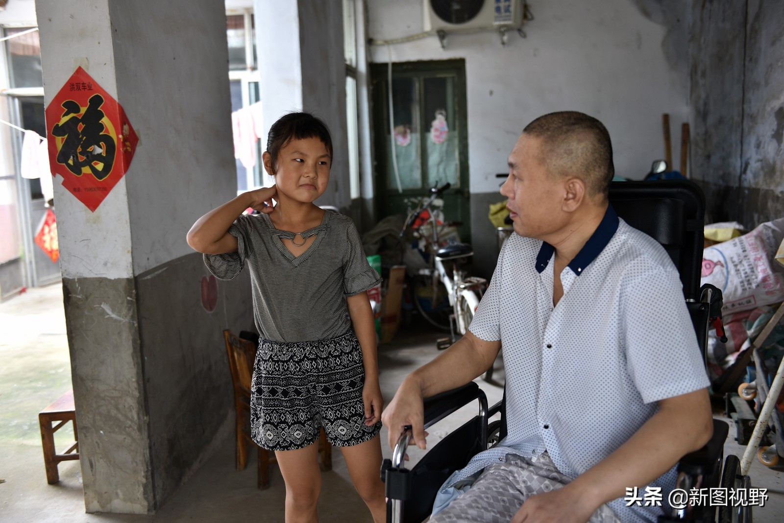 不一樣的童年！父母離婚「8歲孝女照顧行動不便父」笑口常開　用功念書「未來想當醫生」給爸爸治病