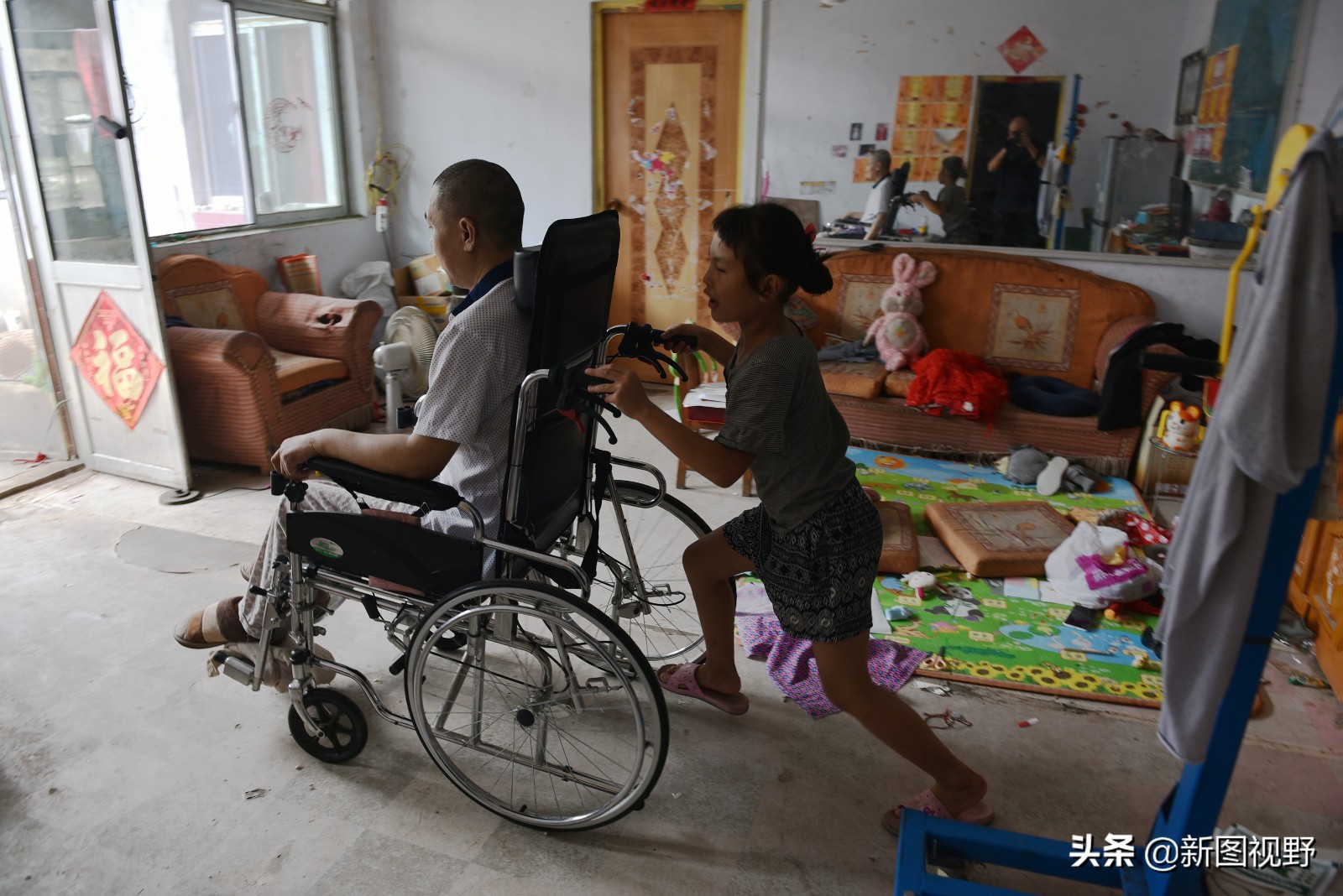 不一樣的童年！父母離婚「8歲孝女照顧行動不便父」笑口常開　用功念書「未來想當醫生」給爸爸治病