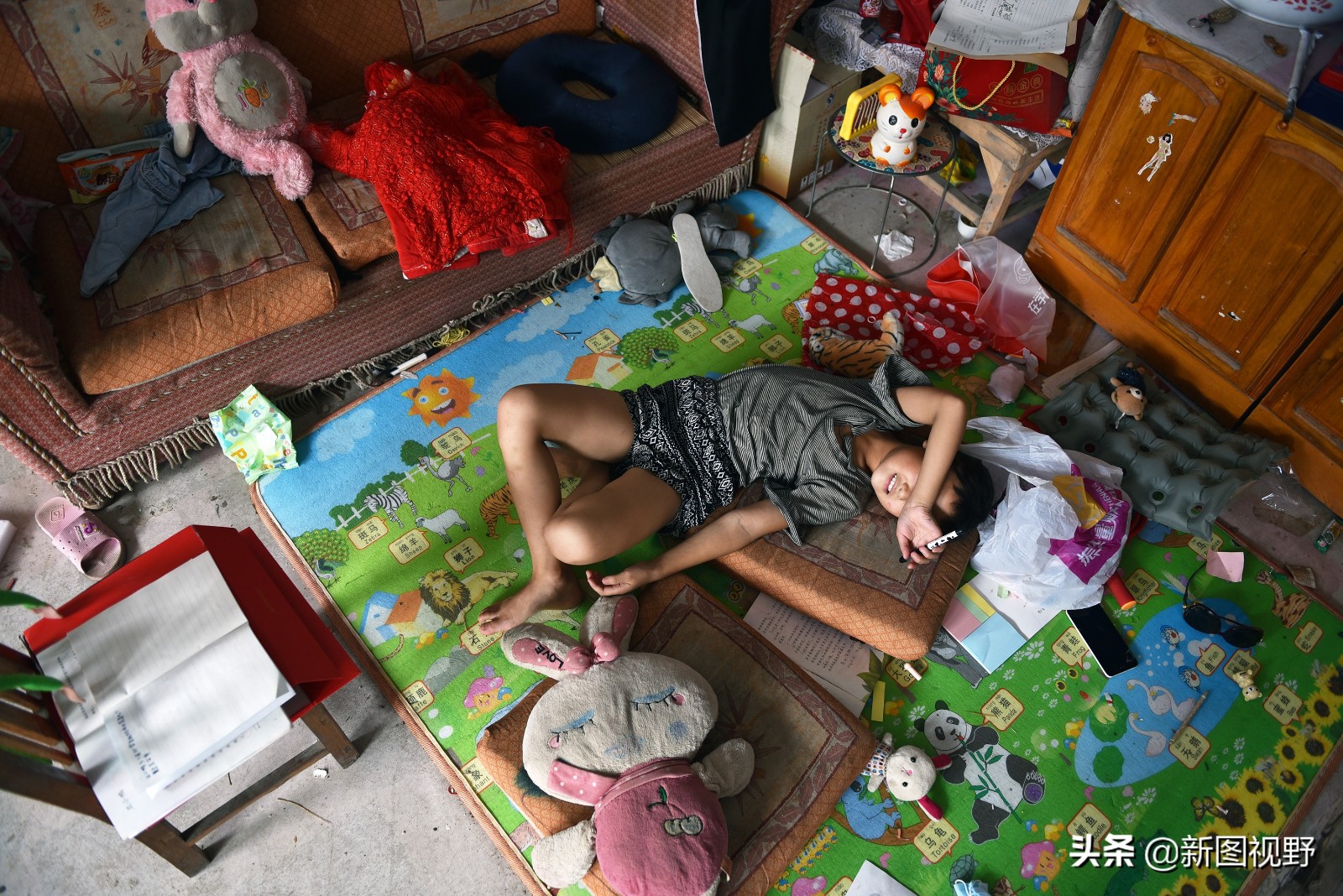 不一樣的童年！父母離婚「8歲孝女照顧行動不便父」笑口常開　用功念書「未來想當醫生」給爸爸治病