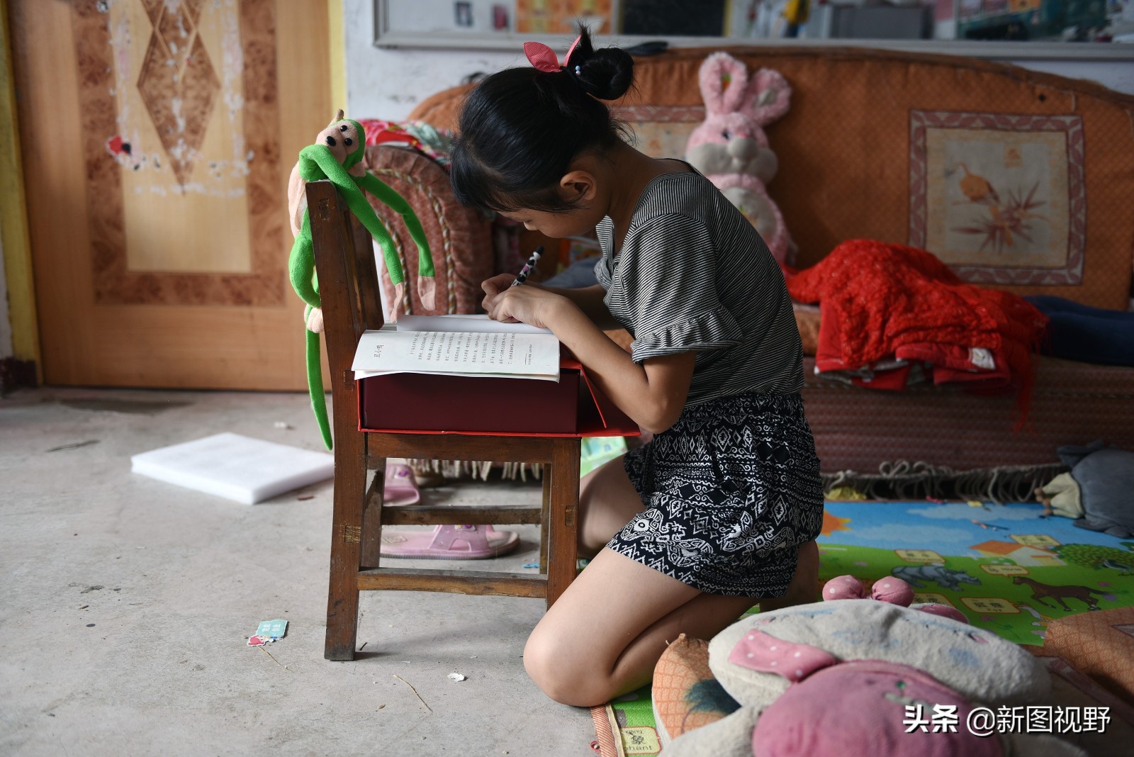 不一樣的童年！父母離婚「8歲孝女照顧行動不便父」笑口常開　用功念書「未來想當醫生」給爸爸治病