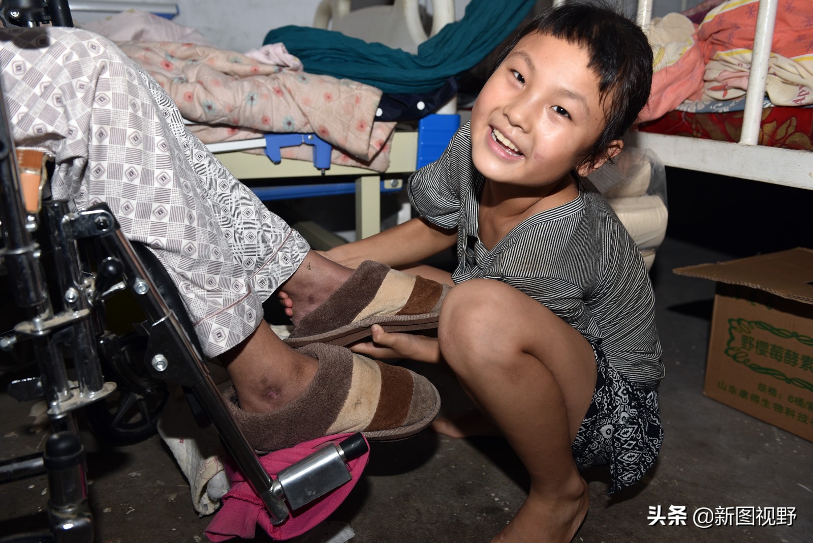 不一樣的童年！父母離婚「8歲孝女照顧行動不便父」笑口常開　用功念書「未來想當醫生」給爸爸治病