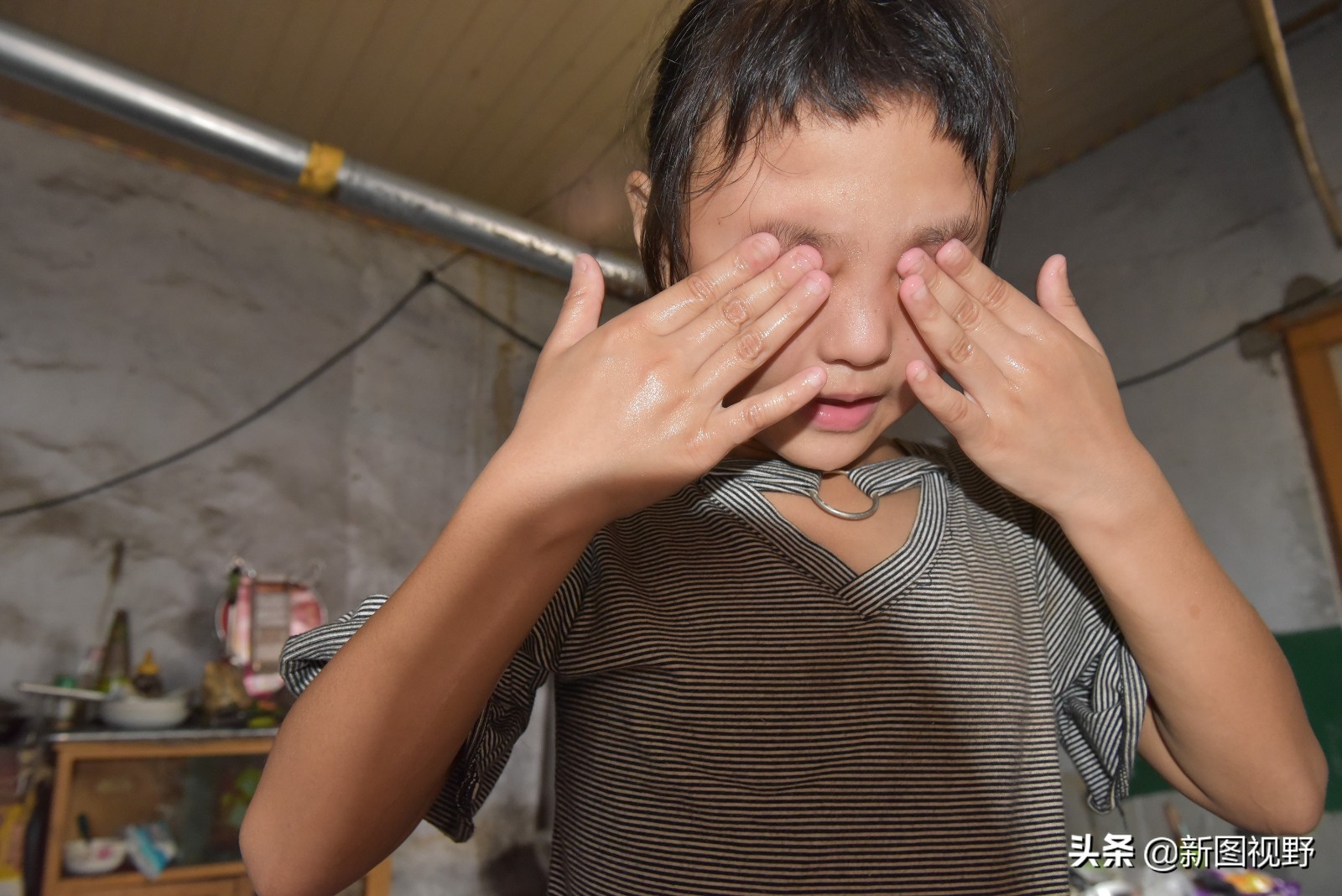 不一樣的童年！父母離婚「8歲孝女照顧行動不便父」笑口常開　用功念書「未來想當醫生」給爸爸治病