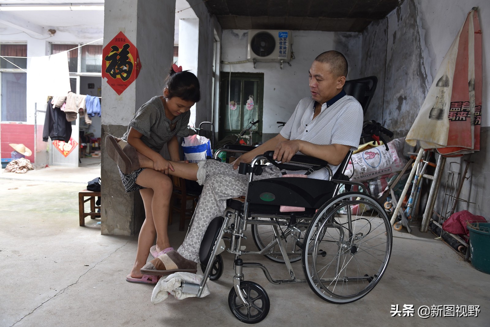 不一樣的童年！父母離婚「8歲孝女照顧行動不便父」笑口常開　用功念書「未來想當醫生」給爸爸治病