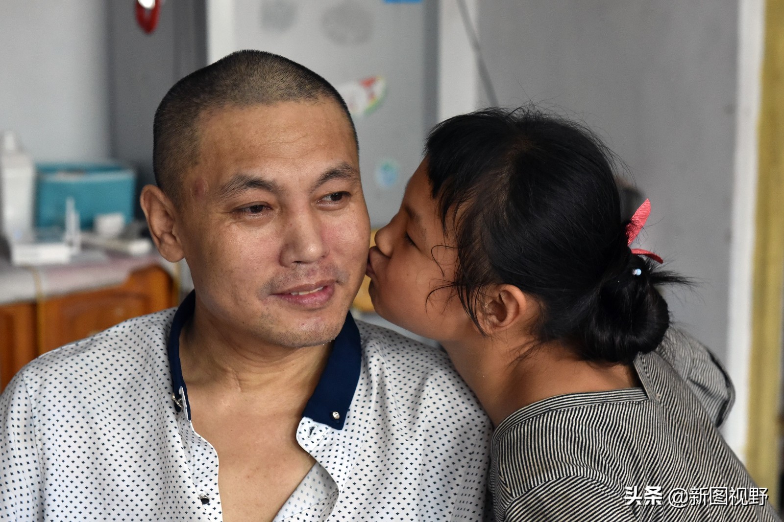不一樣的童年！父母離婚「8歲孝女照顧行動不便父」笑口常開　用功念書「未來想當醫生」給爸爸治病