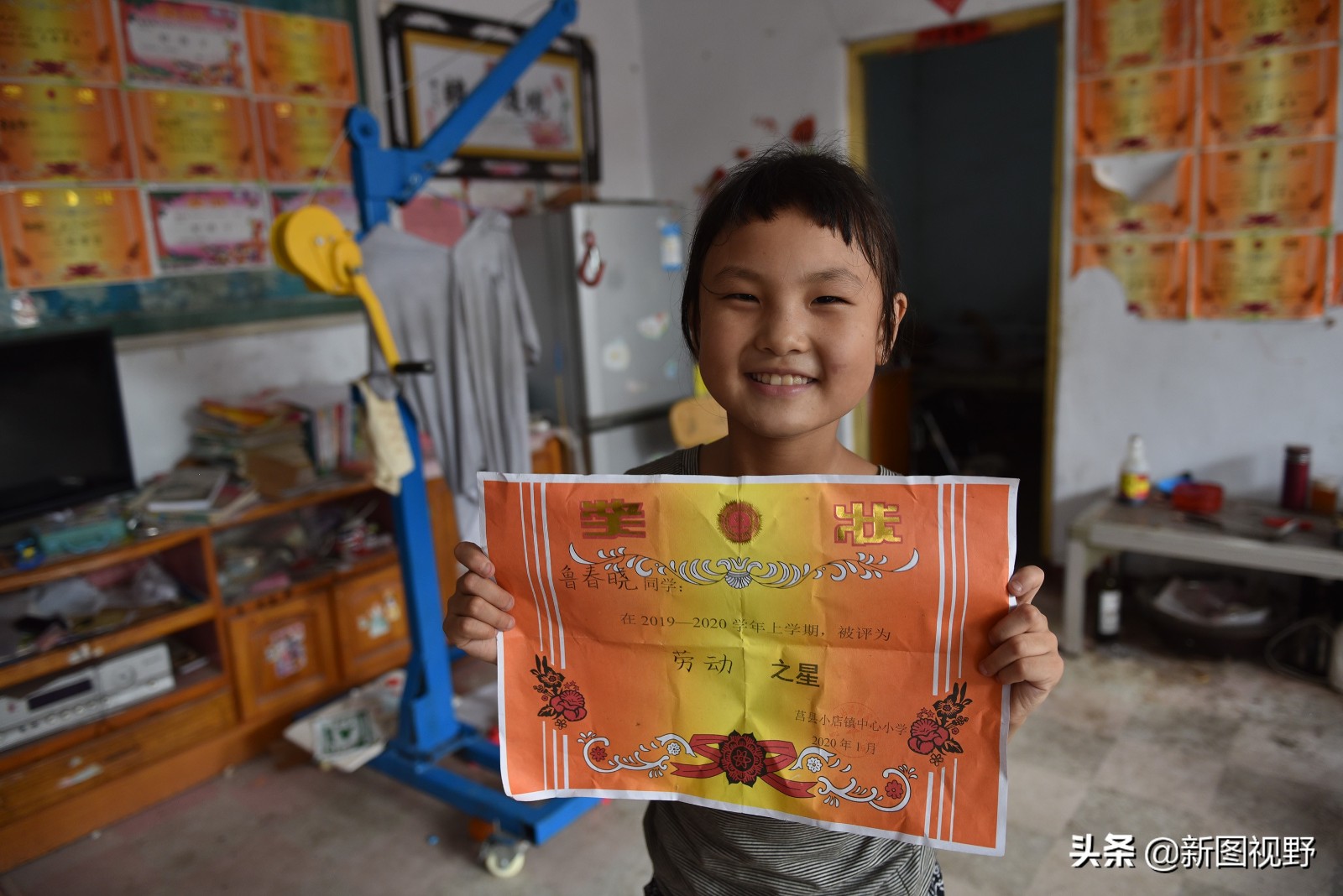 不一樣的童年！父母離婚「8歲孝女照顧行動不便父」笑口常開　用功念書「未來想當醫生」給爸爸治病