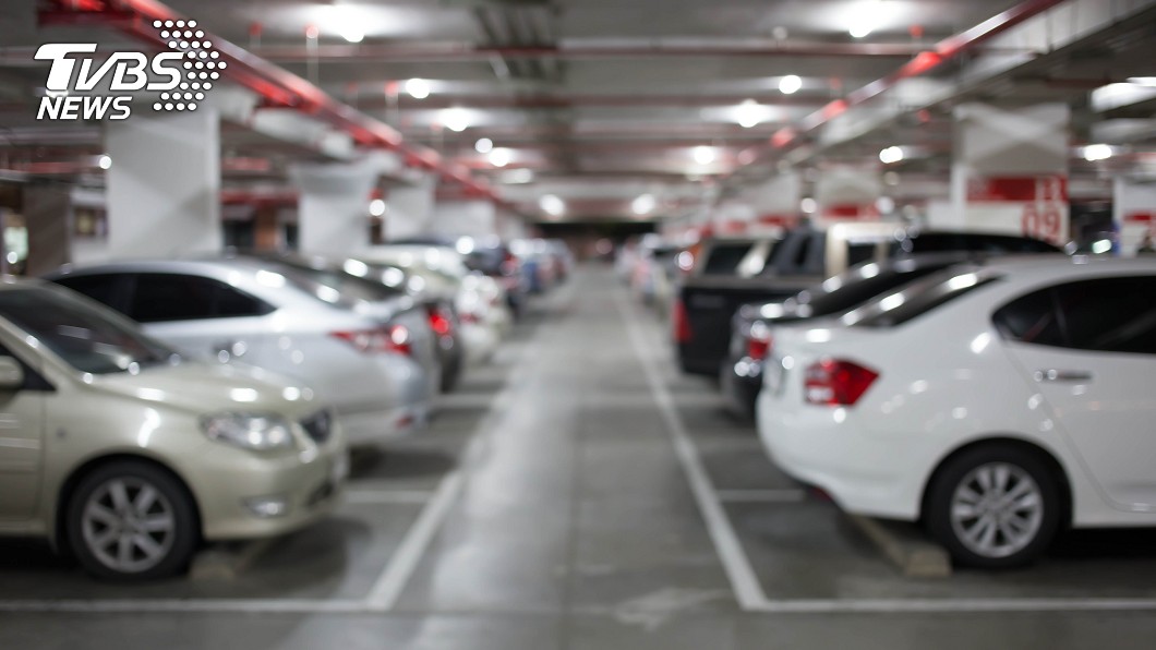 私人車格被占用！自己卻要「花錢找停車場」越想越不甘心　貼告示單「反被罰2000」嘆：我才是苦主耶