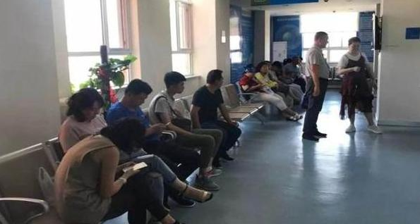 大陣仗！26歲孕媽順產「家人陪產來了14個」　寶寶降生後「14人吵得不可開交」醫生無奈報了警：頭回見