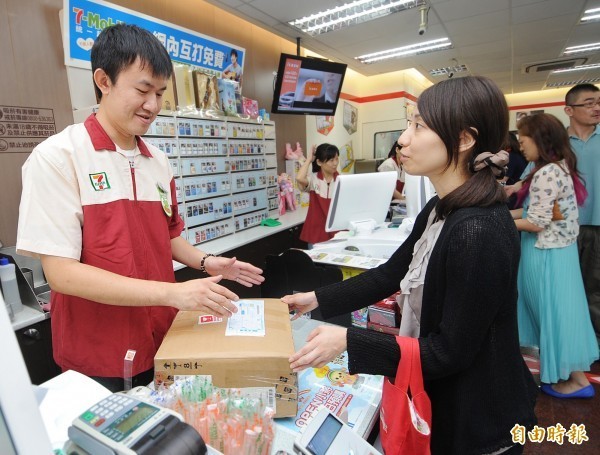 大媽奧客繳費「整疊帳單丟桌上」一臉跩樣：幫我拆封　新人店員「霸氣反擊」讓她當場惱羞離開