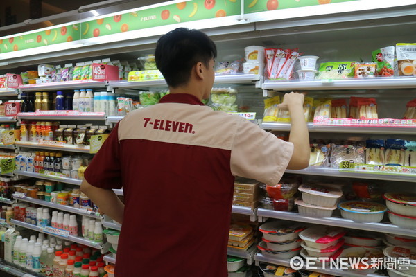 大媽奧客繳費「整疊帳單丟桌上」一臉跩樣：幫我拆封　新人店員「霸氣反擊」讓她當場惱羞離開