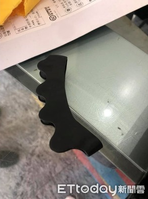 收到陌生包裹！她被「要求付988元」疑惑：我沒網購阿　拆開包裝「掉出黑色塑膠物」網曝拿了就GG了