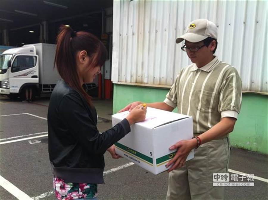 收到陌生包裹！她被「要求付988元」疑惑：我沒網購阿　拆開包裝「掉出黑色塑膠物」網曝拿了就GG了