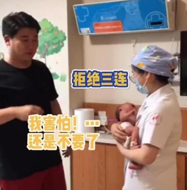 全身寫滿小心翼翼！新手爸爸「第一次抱寶寶」五官都在用力，剛到手就「急還護士」網友笑翻：寶寶燙手啊